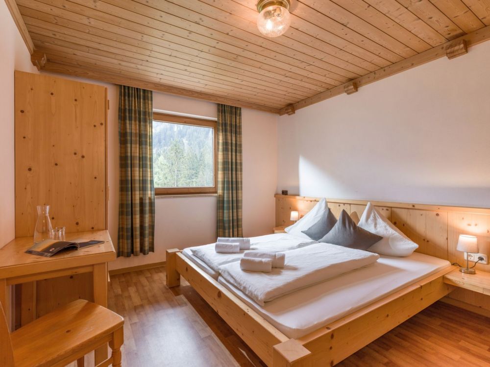 Ferienhotel_Aussicht_Dornau_306_Ferienhaus_Kroell_Schlafzimmer.JPG