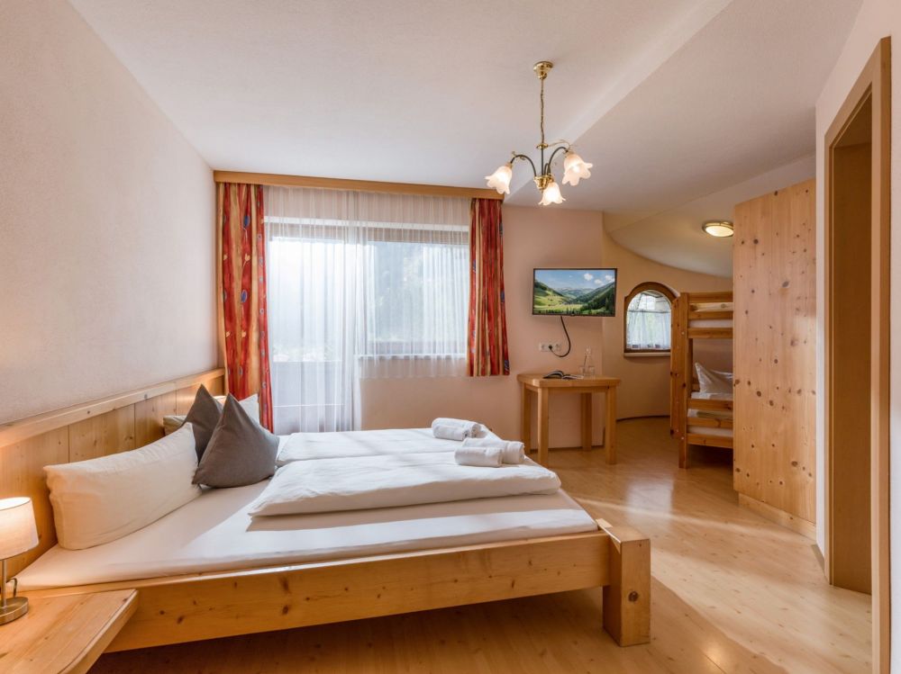 Ferienhotel_Aussicht_Dornau_306_Ferienhaus_Kroell_Schlafzimmer_mit_Stockbett.JPG