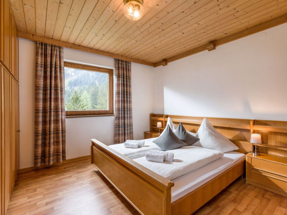 Ferienhotel_Aussicht_Dornau_306_Ferienhaus_Kroell_Schlafzimmer_2.JPG