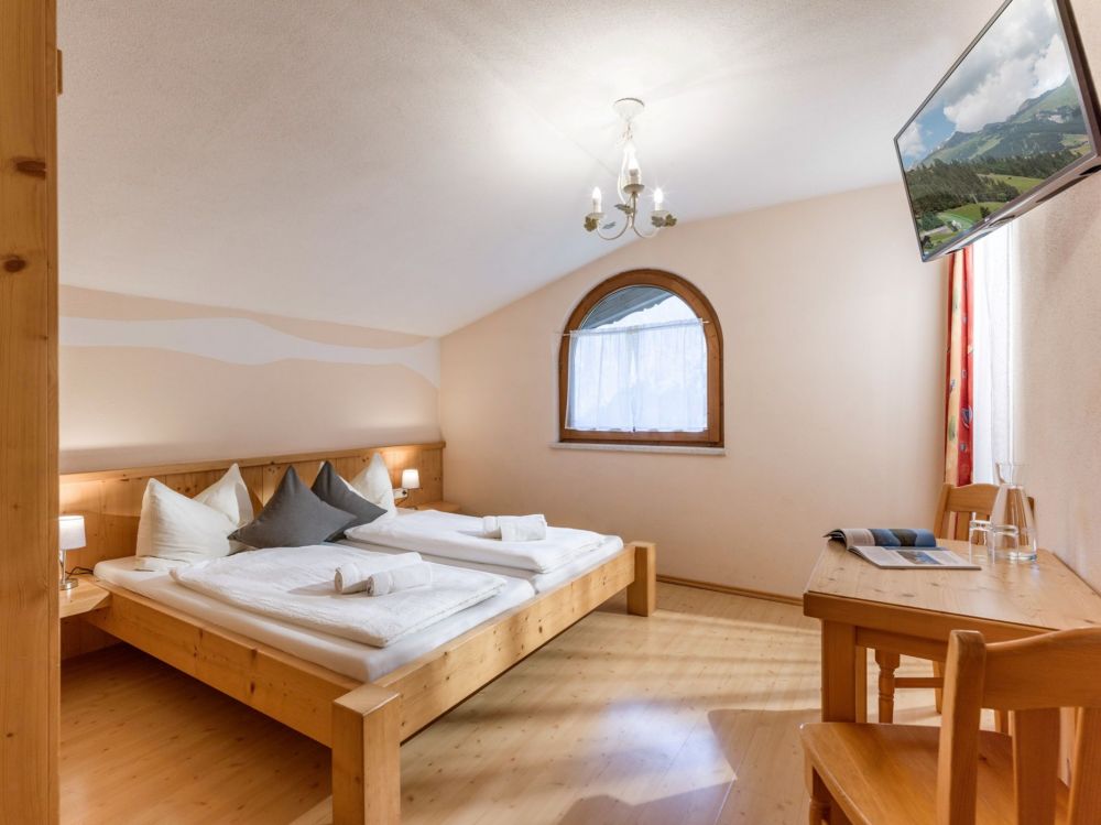 Ferienhotel_Aussicht_Dornau_306_Ferienhaus_Kroell_Schlafzimmer_6.JPG