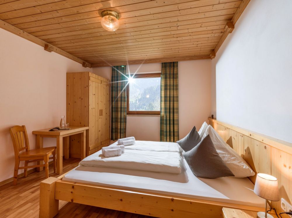 Ferienhotel_Aussicht_Dornau_306_Ferienhaus_Kroell_Schlafzimmer_1.JPG